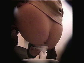 都内某所の飲食店トイレ排泄盗撮スパイカメラ映像4時間34人　サンプル画像15